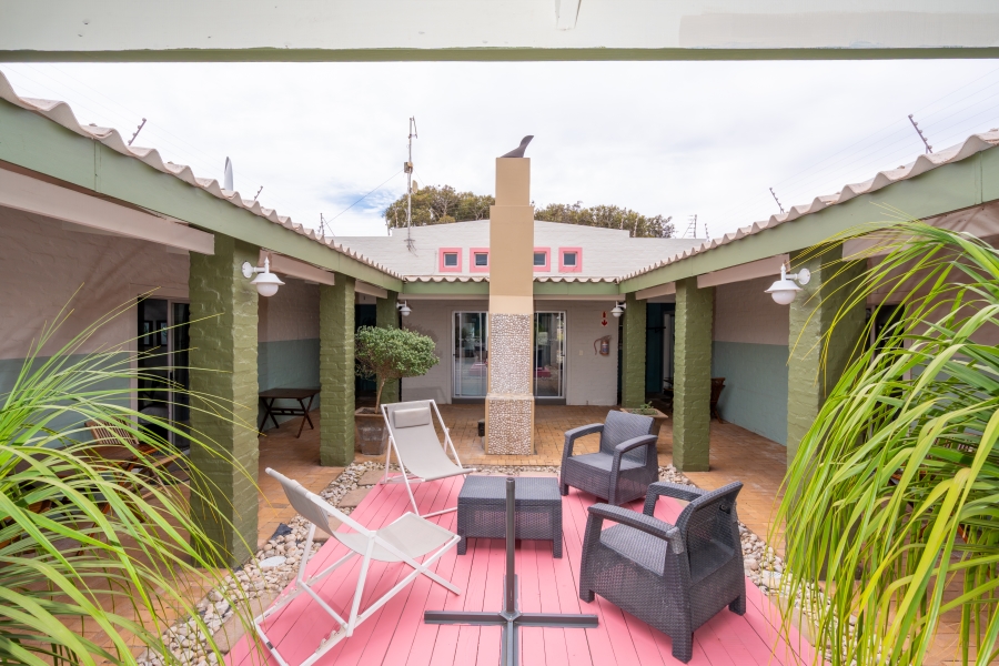 6 Bedroom Property for Sale in Middedorp Western Cape